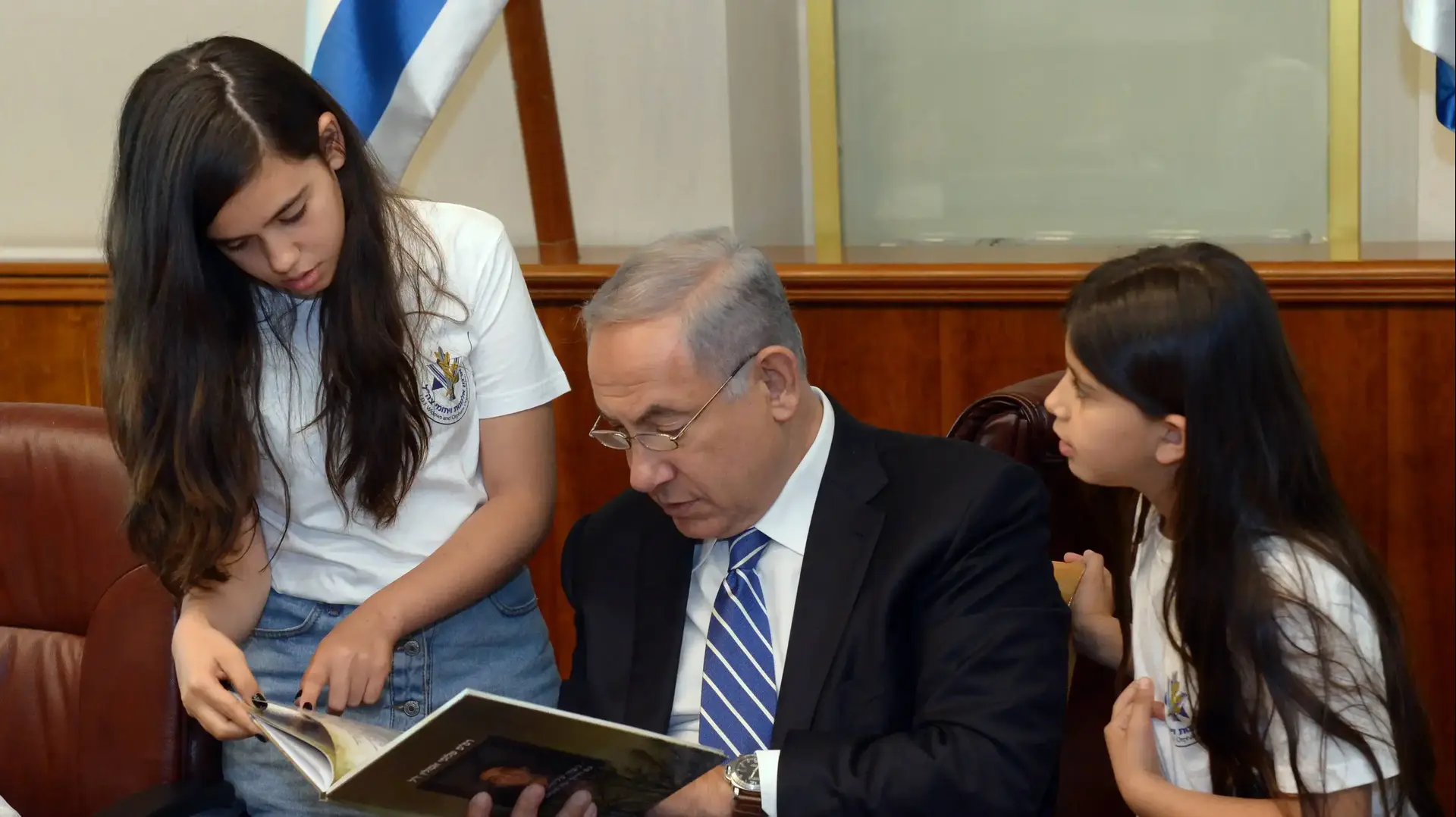 ראש הממשלה בנימין נתניהו ורעייתו שרה נתניהו בפגישה עם יתומי צה"ל במשרד רה"מ ראש הממשלה בנימין נתניהו ורעייתו שרה נתניהו בפגישה עם יתומי צה"ל במשרד רה"מ