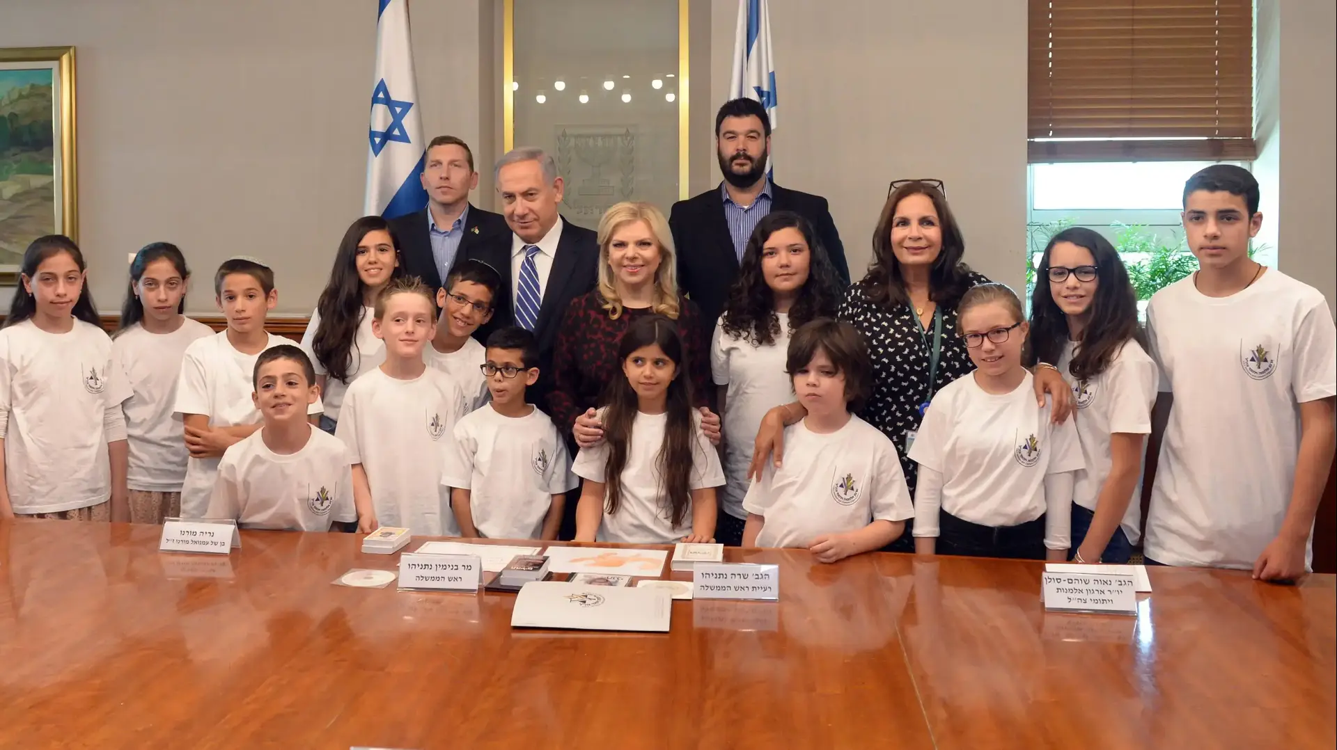 ראש הממשלה בנימין נתניהו ורעייתו שרה נתניהו בפגישה עם יתומי צה"ל במשרד רה"מ
