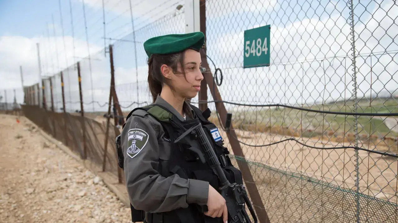 רעות שבו חברתה של הדר כהן לצד קברה רעות שבו חברתה של הדר כהן לצד קברה