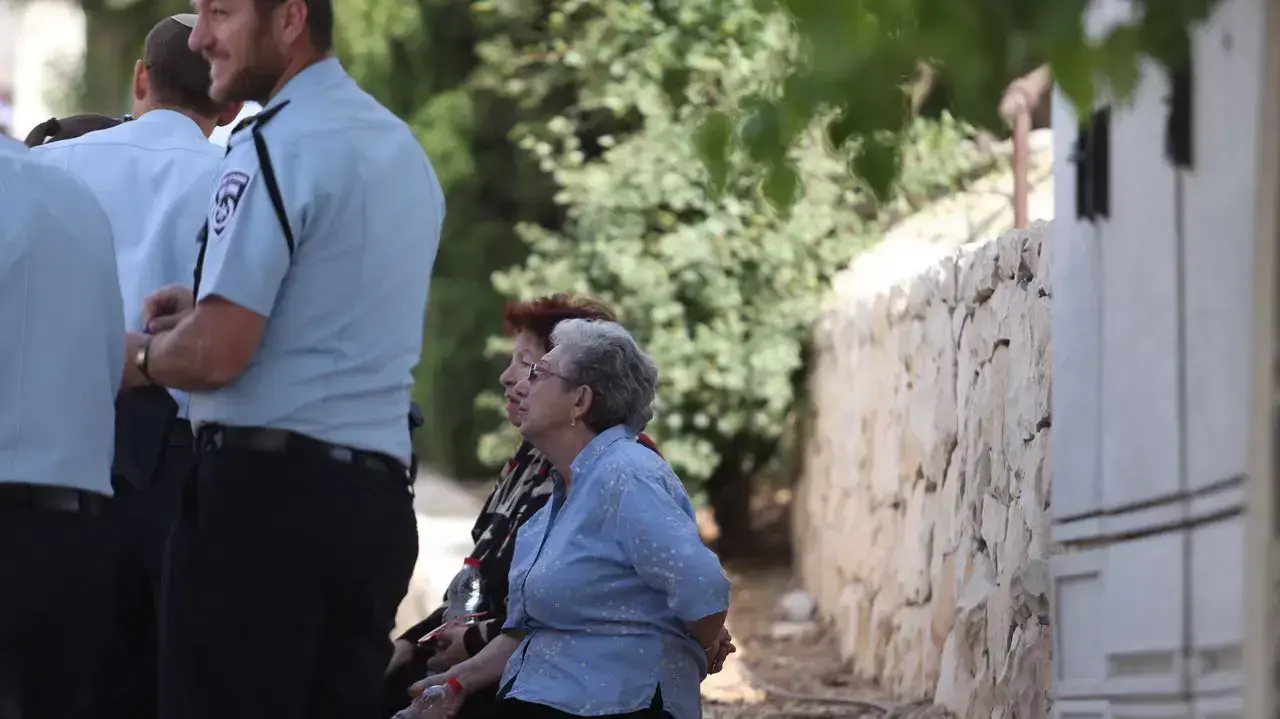 חברי הקבוצה אשר בין חברותיה הפצועות בפיגוע בארמון הנציב בזירה חברי הקבוצה אשר בין חברותיה הפצועות בפיגוע בארמון הנציב בזירה