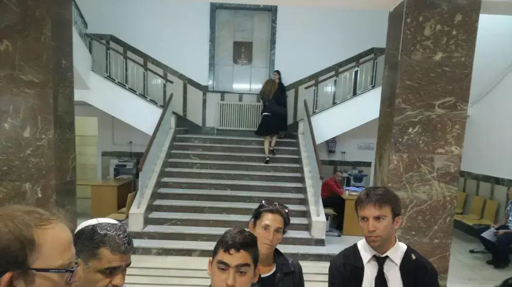 נאור בן עזרא שנפצע בפיגוע על ידי מחבל בן 13 בבית המשפט המחוזי בירושלים נאור בן עזרא שנפצע בפיגוע על ידי מחבל בן 13 בבית המשפט המחוזי בירושלים