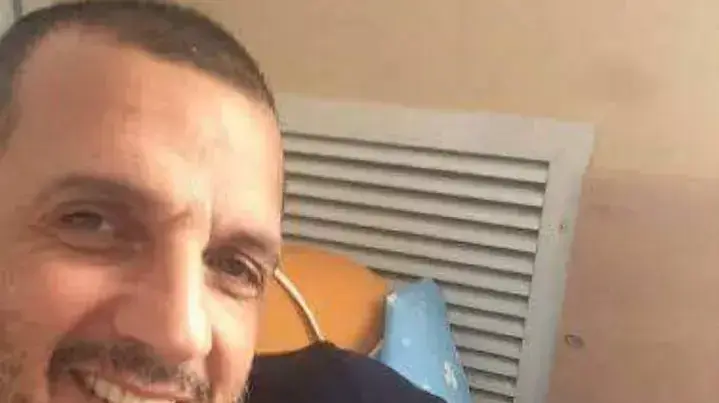 אילן וענונו אביו של החייל בן וענונו שנהרג במבצע צוק איתן, חובק את בתו החדשה שנולדה בערב יום הזיכרון