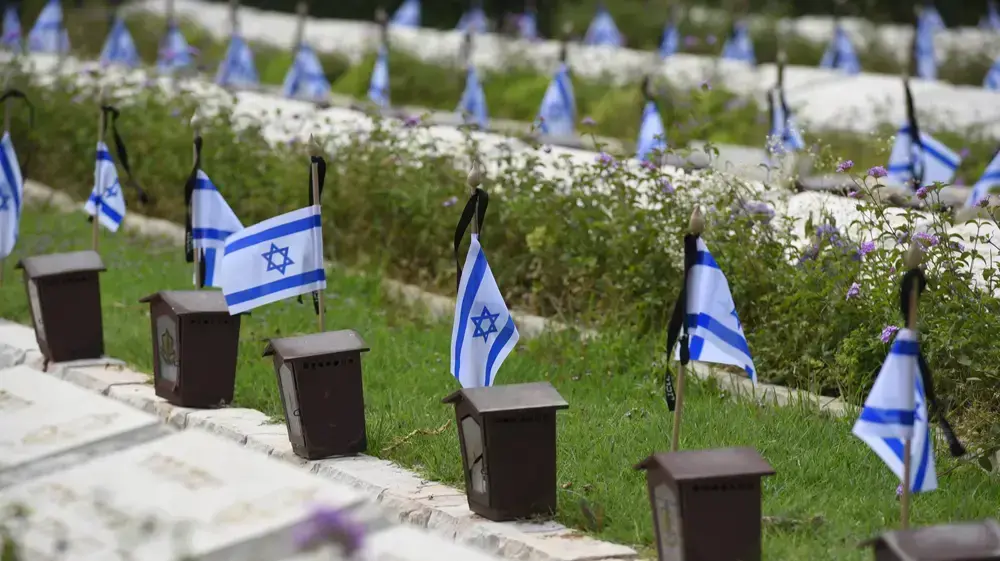 בית העלמין הצבאי בנחלת יצחק ערב יום הזיכרון 2016 בית העלמין הצבאי בנחלת יצחק ערב יום הזיכרון 2016