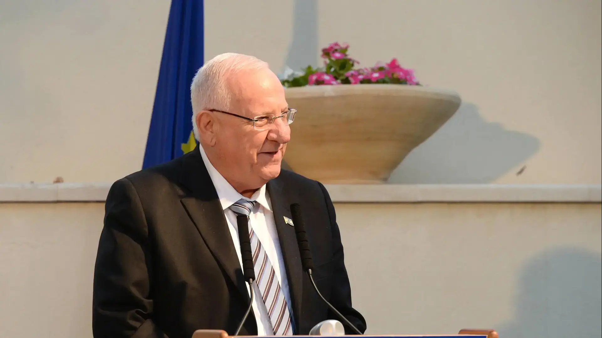 נשיא המדינה ראובן ריבלין ושגריר האיחוד האירופי לארס פאבורג-אנדרסן. 9 במאי 2016 נשיא המדינה ראובן ריבלין ושגריר האיחוד האירופי לארס פאבורג-אנדרסן. 9 במאי 2016