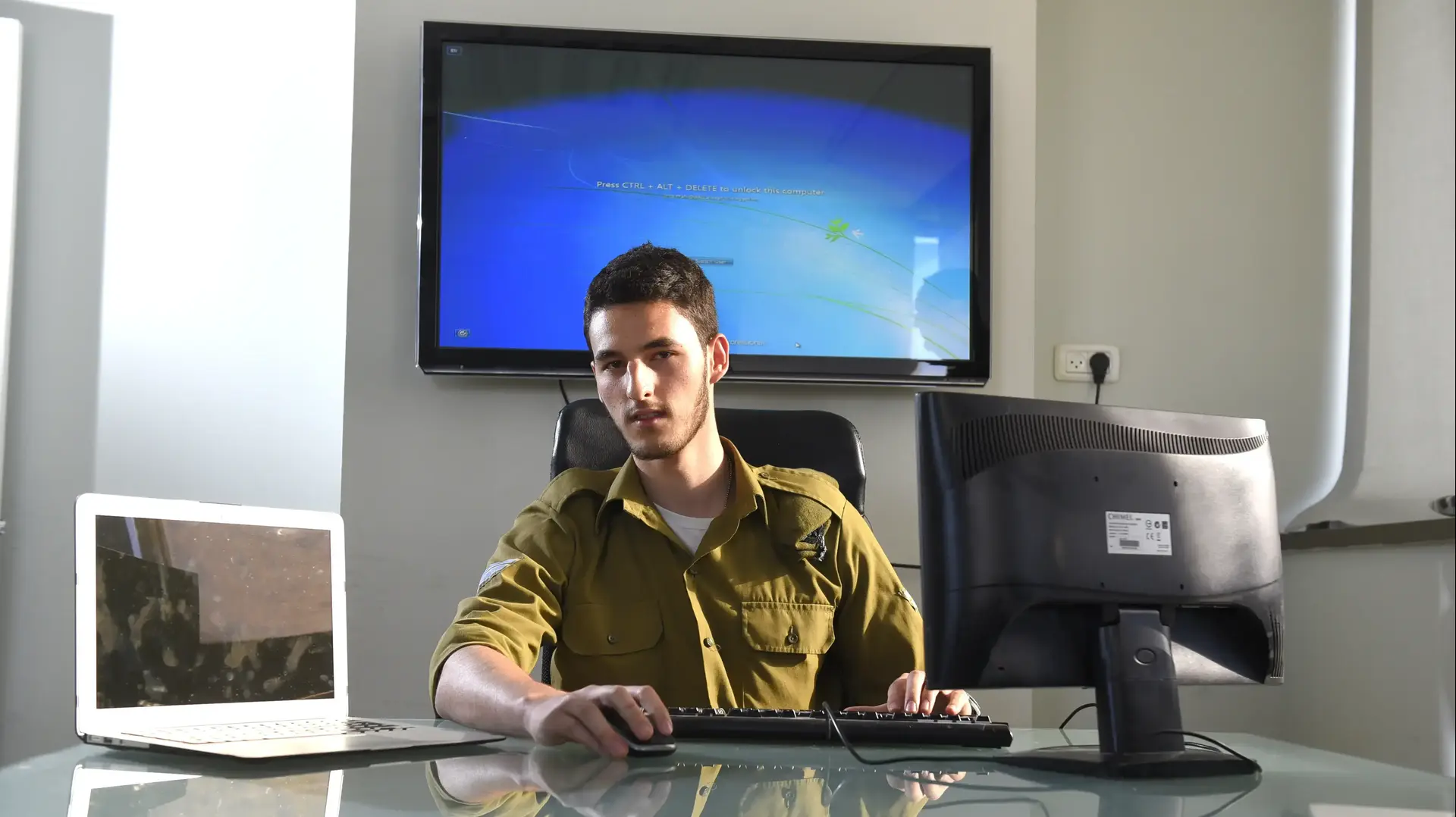 חייל שהקים סטרטאפ לפני הגיוס גל הרט חייל שהקים סטרטאפ לפני הגיוס גל הרט