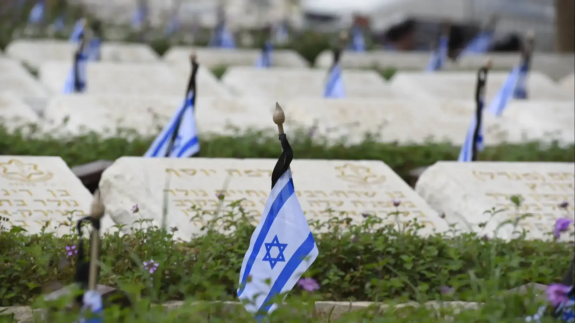 קברי חיילים ודגלי ישראל בבית העלמין הצבאי קריית שאול קברי חיילים ודגלי ישראל בבית העלמין הצבאי קריית שאול