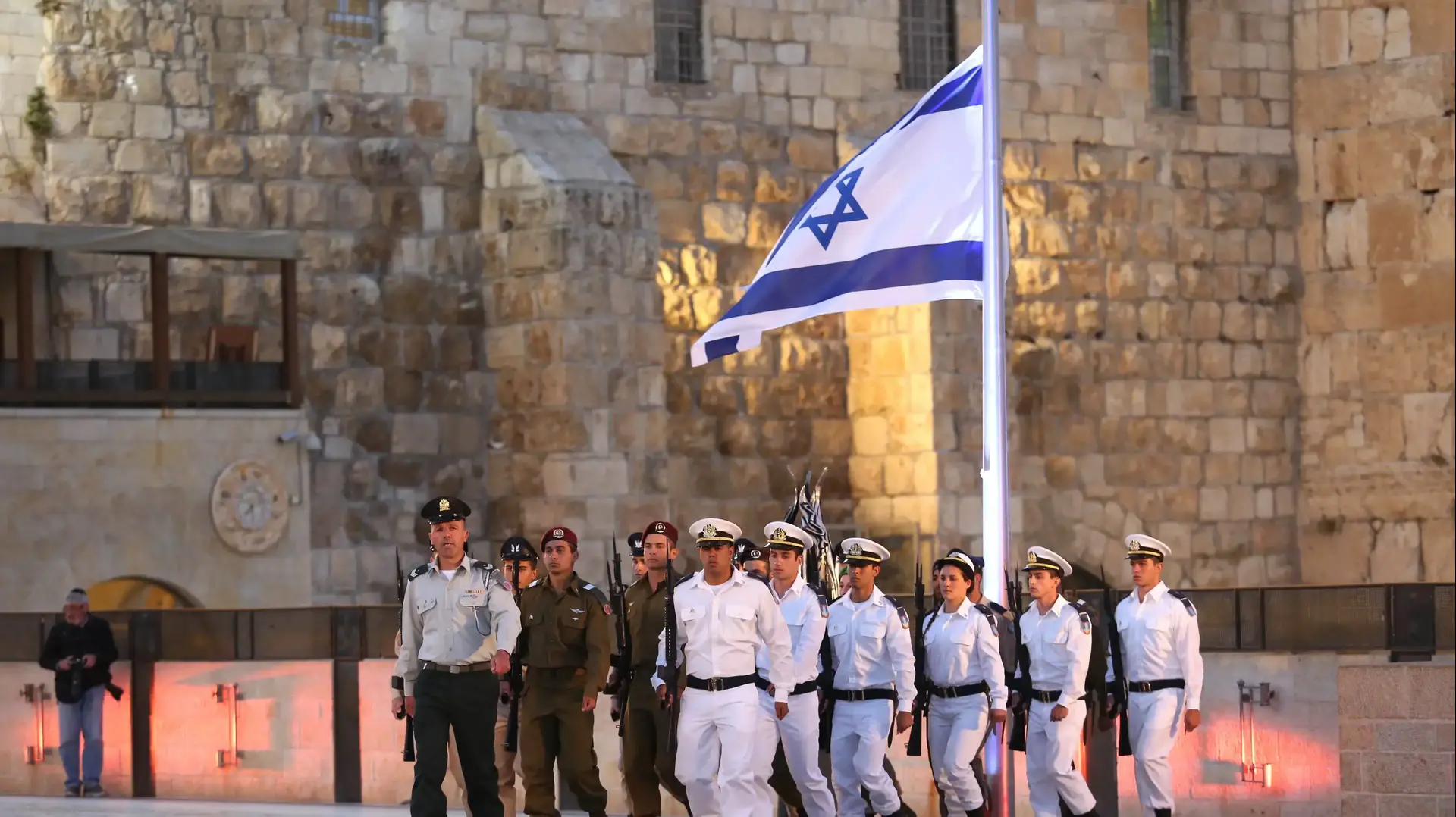 הורדת הדגל בטקס הדלקת נר הזיכרון, רחבת הכותל המערבי. ירושלים 10 במאי 2016 הורדת הדגל בטקס הדלקת נר הזיכרון, רחבת הכותל המערבי. ירושלים 10 במאי 2016