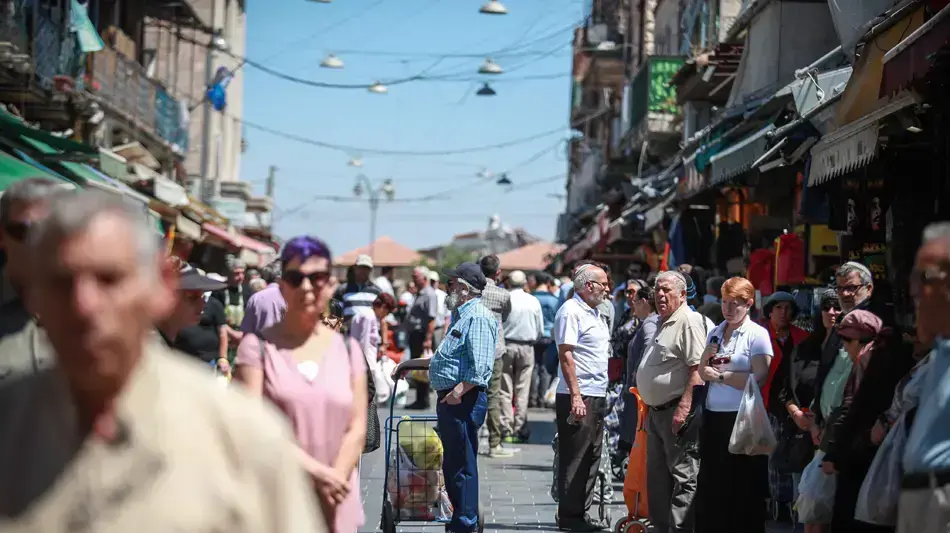 שוק מחנה יהודה בזמן הצפירה ביום הזיכרון לחללי מערכות ישראל ונפגעי פעולות האיבה. 11 במאי 2016 שוק מחנה יהודה בזמן הצפירה ביום הזיכרון לחללי מערכות ישראל ונפגעי פעולות האיבה. 11 במאי 2016
