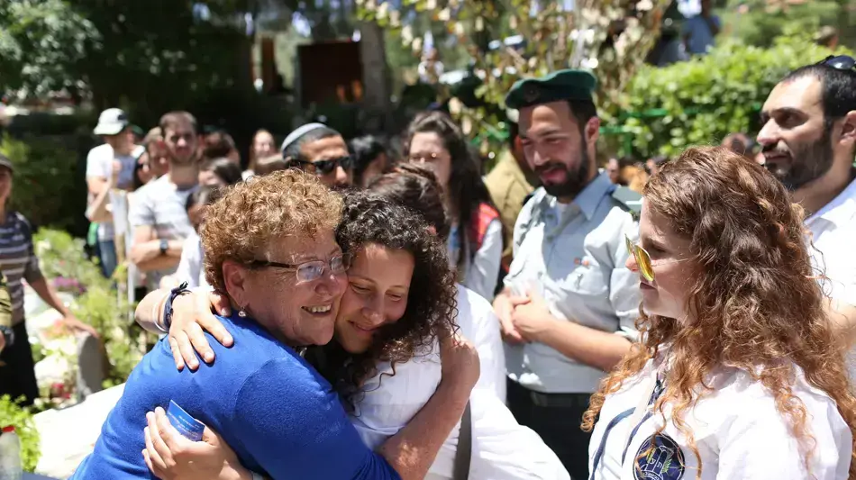 משפחות שכולות בהר הרצל ביום הזכירון לחללי מערכות ישראל ונפגעי פעולות האיבה, מאי 2016 משפחות שכולות בהר הרצל ביום הזכירון לחללי מערכות ישראל ונפגעי פעולות האיבה, מאי 2016