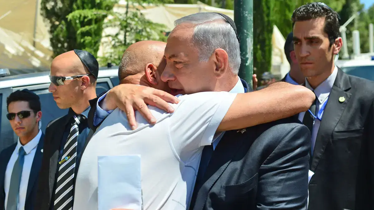 ראש הממשלה בנימין נתניהו נפגש בתום הטקס לנפגעי פעולות האיבה בהר הרצל עם רמי כהן, אחיו של צביקה כהן שנפצע בפיגוע טרור במעלה אדומים ראש הממשלה בנימין נתניהו נפגש בתום הטקס לנפגעי פעולות האיבה בהר הרצל עם רמי כהן, אחיו של צביקה כהן שנפצע בפיגוע טרור במעלה אדומים