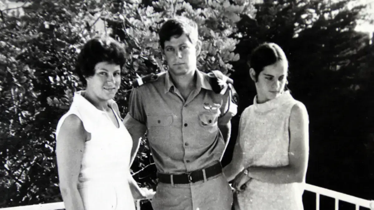 גלעד (גילי) ליטן עם אחיותיו דורית ומיכל, 1971