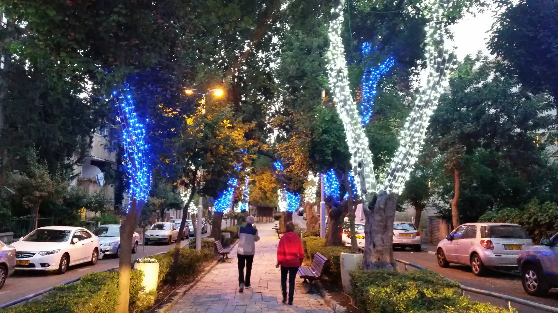 קישוטים לרגל יום העצמאות ברחוב בן מימון, ירושלים, 11 במאי 2016 קישוטים לרגל יום העצמאות ברחוב בן מימון, ירושלים, 11 במאי 2016