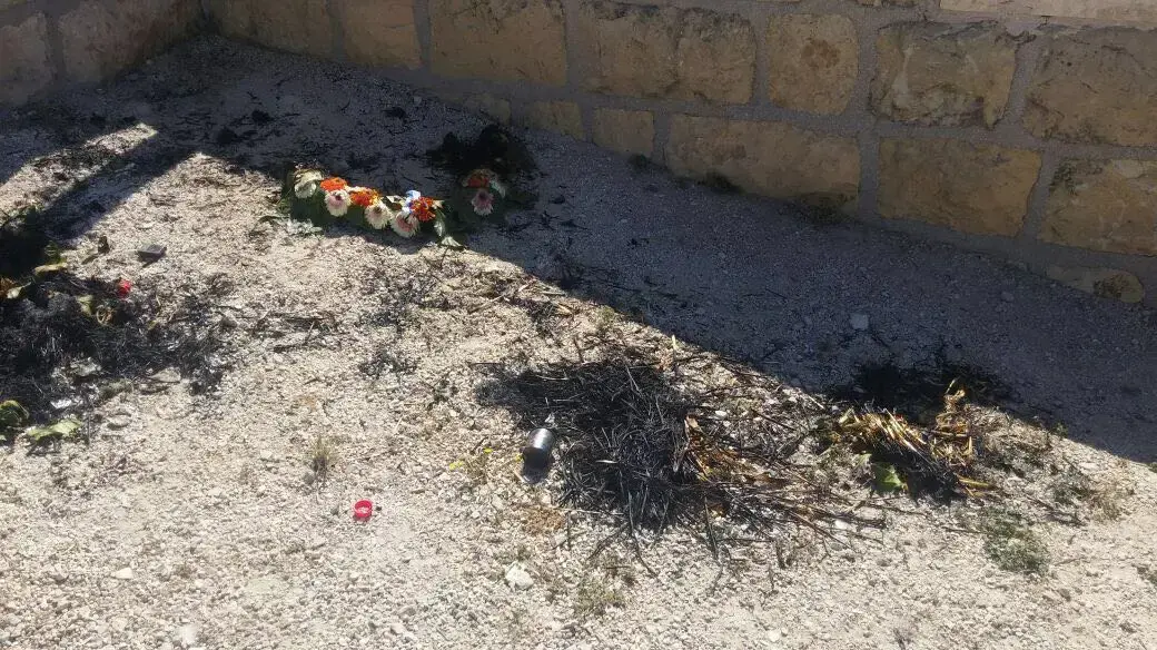 יהודים הציתו זרי פרחים שהונחו בחלקה הצבאית בבית העלמין הר הזיתים, 12 במאי 2016