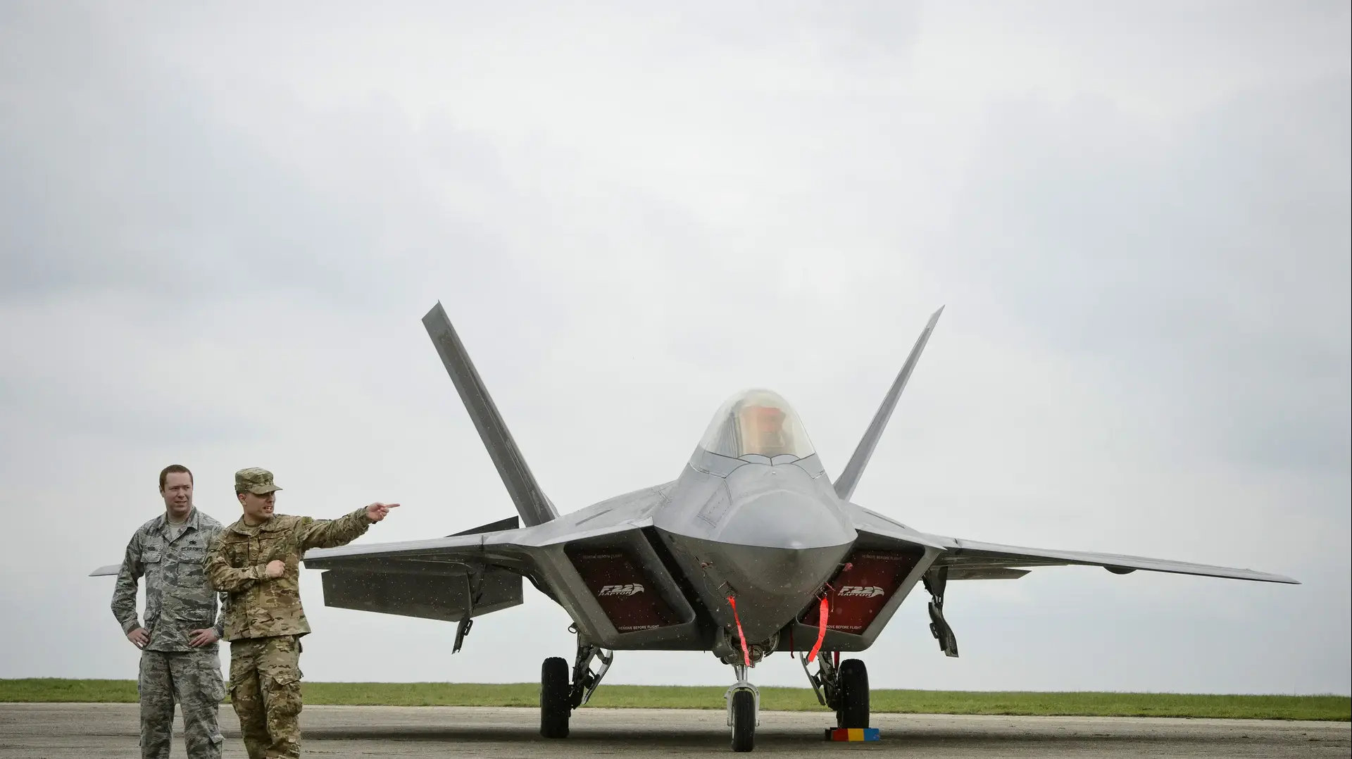 מטוס קרב אמריקני מדגם F-22 שהגיע למפגן כוח ברומניה ברקע המתיחות מול רוסיה. 25 באפריל 2016 מטוס קרב אמריקני מדגם F-22 שהגיע למפגן כוח ברומניה ברקע המתיחות מול רוסיה. 25 באפריל 2016