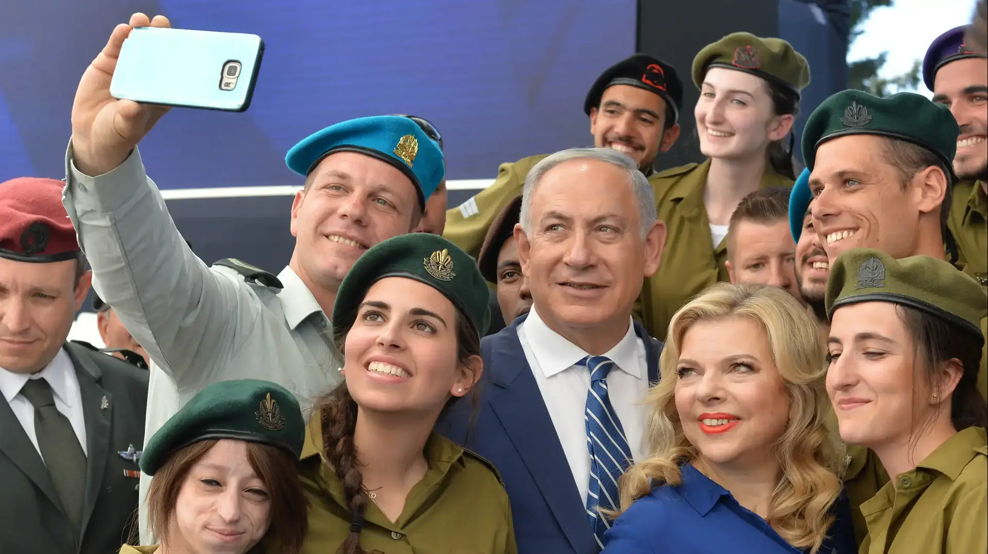 ראש הממשלה בנימין נתניהו ורעייתו שרה נתניהו עם החיילים המצטיינים בתום הטקס בבית הנשיא, 12 במאי 2016 ראש הממשלה בנימין נתניהו ורעייתו שרה נתניהו עם החיילים המצטיינים בתום הטקס בבית הנשיא, 12 במאי 2016