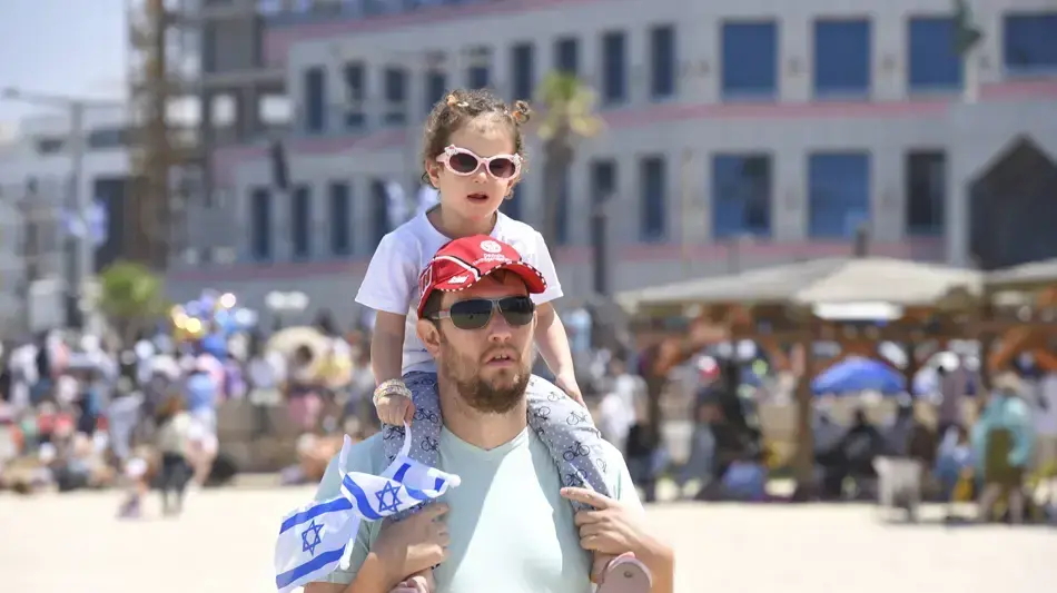 מטיילים במטס חיל האוויר לרגל יום העצמאות בחוף הים בתל אביב, 12 במאי 2016
