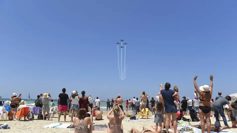 מטיילים במטס חיל האוויר לרגל יום העצמאות בחוף הים בתל אביב, 12 במאי 2016 מטיילים במטס חיל האוויר לרגל יום העצמאות בחוף הים בתל אביב, 12 במאי 2016