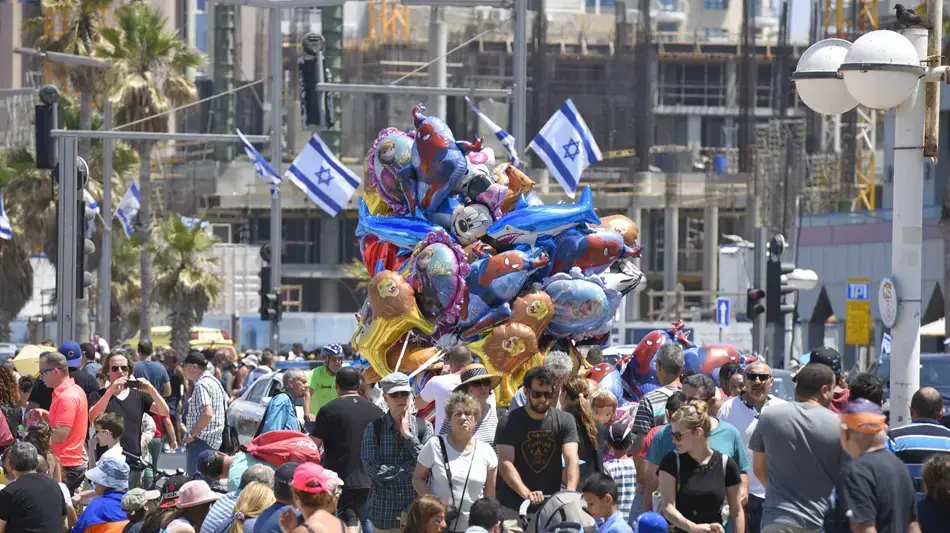 מטיילים במטס חיל האוויר לרגל יום העצמאות בחוף הים בתל אביב, 12 במאי 2016 מטיילים במטס חיל האוויר לרגל יום העצמאות בחוף הים בתל אביב, 12 במאי 2016