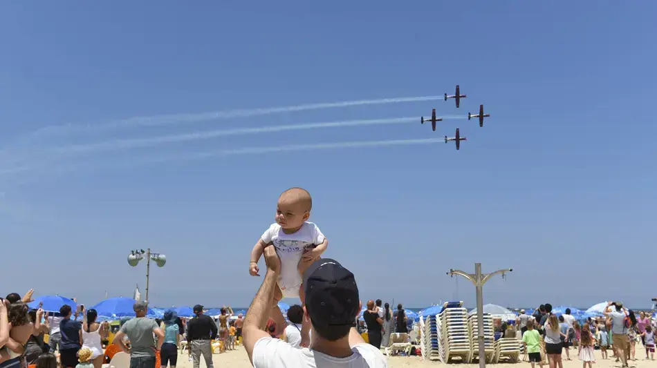 מטיילים במטס חיל האוויר לרגל יום העצמאות בחוף הים בתל אביב, 12 במאי 2016 מטיילים במטס חיל האוויר לרגל יום העצמאות בחוף הים בתל אביב, 12 במאי 2016