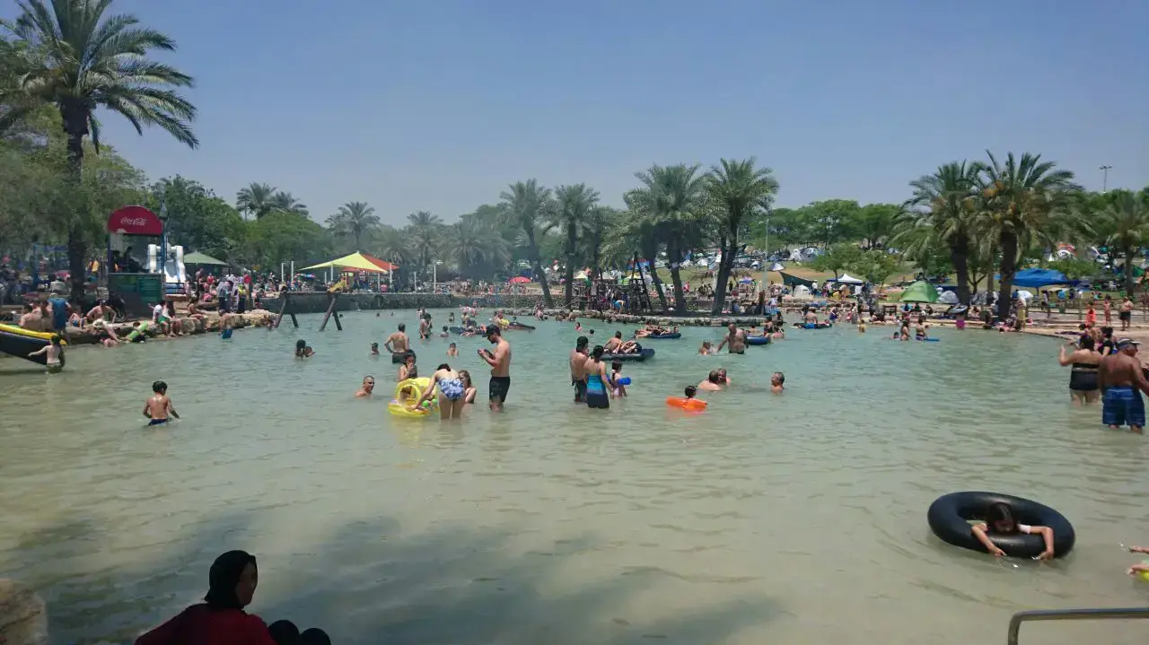 רוחצים במעיינות גני חוגה שבעמק המעיינות בצפון, יום העצמאות. 12 באפריל 2016