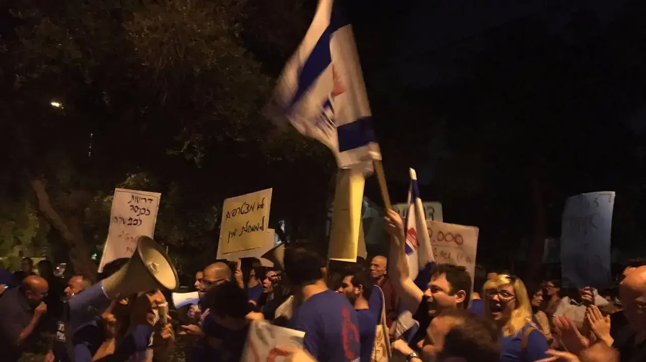 הפגנת צעירי מפלגת העבודה מול ביתו של יצחק הרצוג. מאי 2016 הפגנת צעירי מפלגת העבודה מול ביתו של יצחק הרצוג. מאי 2016