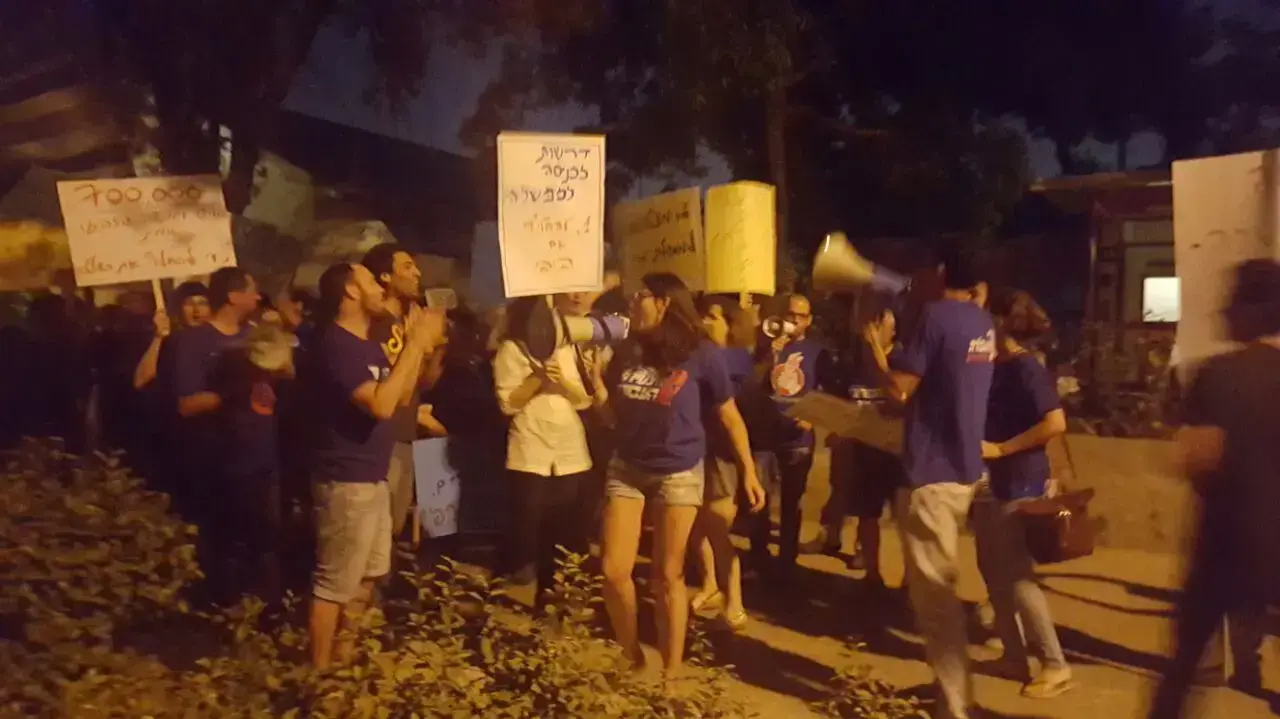 הפגנת צעירי מפלגת העבודה מול ביתו של יצחק הרצוג. מאי 2016 הפגנת צעירי מפלגת העבודה מול ביתו של יצחק הרצוג. מאי 2016