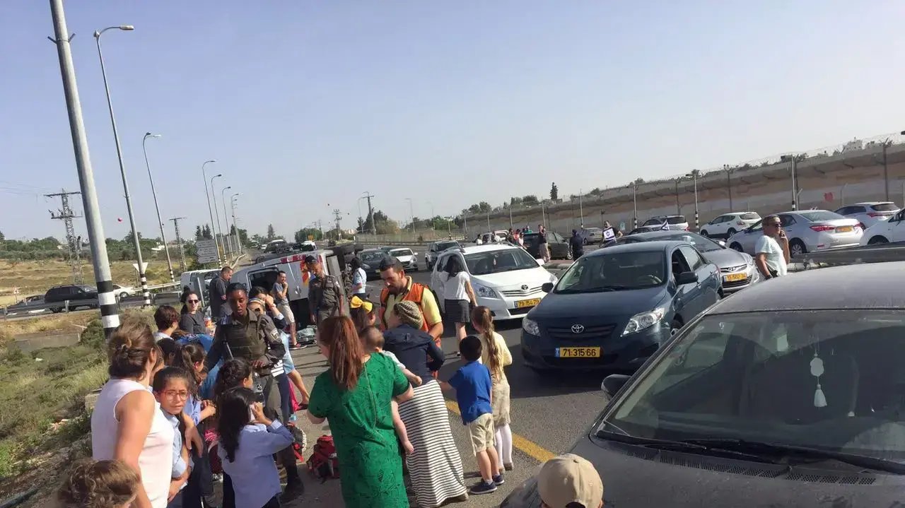 תאונת דרכים בסמוך לגבעת זאב רכב הסעות שהתהפך תאונת דרכים בסמוך לגבעת זאב רכב הסעות שהתהפך
