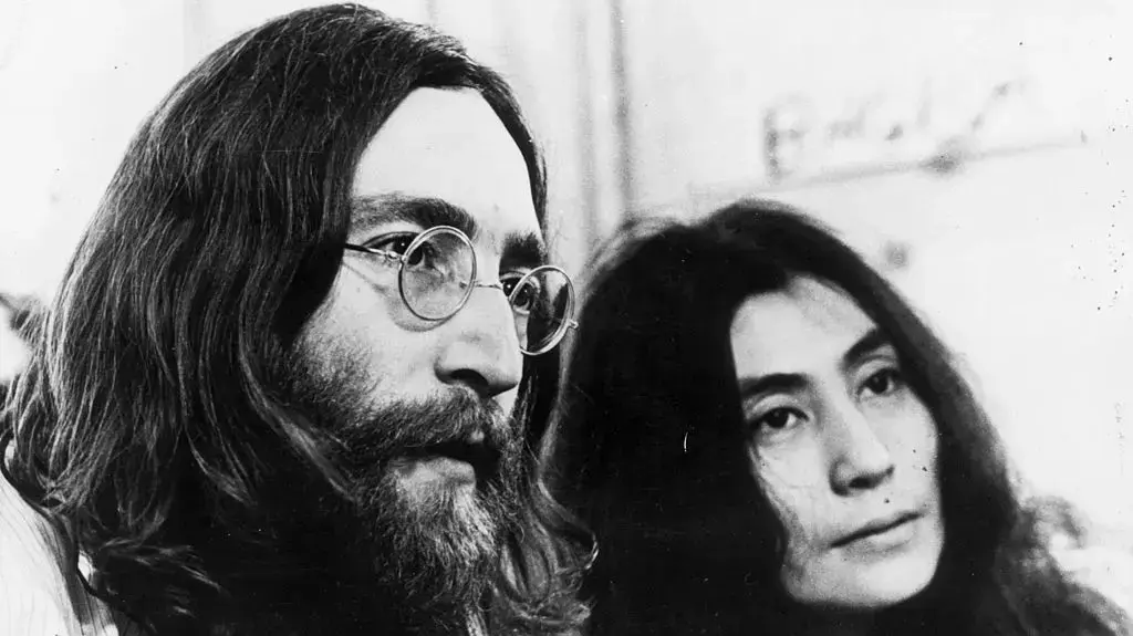 ג'ון לנון (שמאל) יוקו אונו (ימין) בשנת 1969 ג'ון לנון (שמאל) יוקו אונו (ימין) בשנת 1969