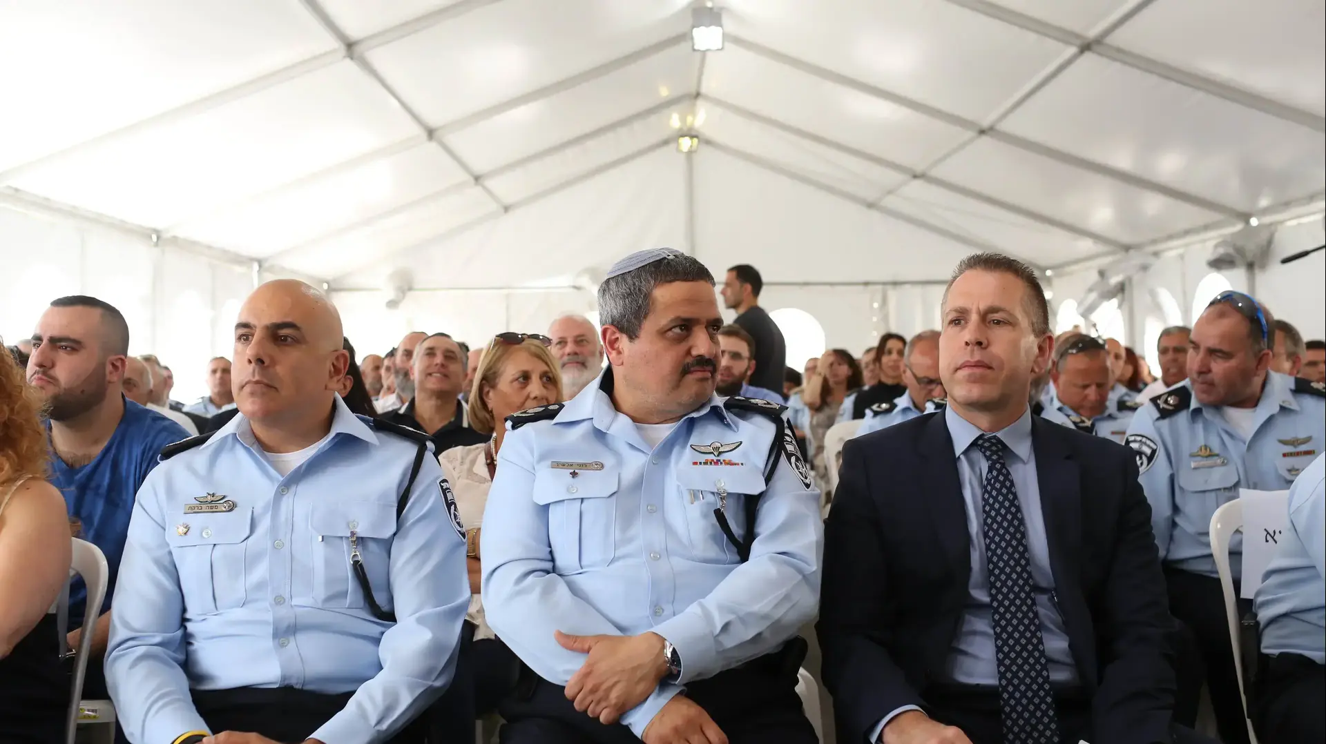 שר הביטחון גלעד ארדן, מפכ"ל המשטרה רוני אלשיך ומפקד מחוז ש"י משה ברקת, טקס החלפת פיקוד מחוז ש"י במעלה אדומים שר הביטחון גלעד ארדן, מפכ"ל המשטרה רוני אלשיך ומפקד מחוז ש"י משה ברקת, טקס החלפת פיקוד מחוז ש"י במעלה אדומים