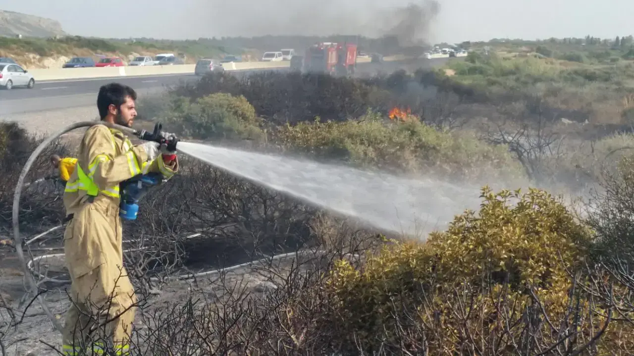 שריפה בכביש 2 בסמוך לפורדיס. 16 במאי 2016 שריפה בכביש 2 בסמוך לפורדיס. 16 במאי 2016