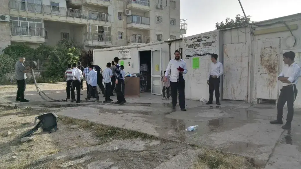 פינוי ספרים מבית הכנסת כתר אליהו, גבעת שאול ירושלים. 16 במאי 2016 פינוי ספרים מבית הכנסת כתר אליהו, גבעת שאול ירושלים. 16 במאי 2016