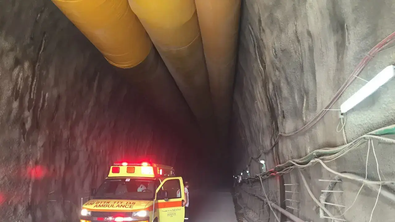 חולץ לכוד מתוך הריסות ע"י לוחמי האש - קיבוץ רשפים חולץ לכוד מתוך הריסות ע"י לוחמי האש - קיבוץ רשפים