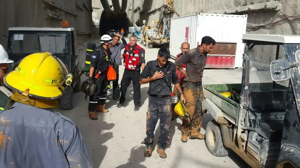 חולץ לכוד מתוך הריסות ע"י לוחמי האש - קיבוץ רשפים חולץ לכוד מתוך הריסות ע"י לוחמי האש - קיבוץ רשפים