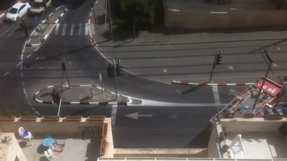 חשד לדליפת חומר מסוכן ממשאית ברחוב משה דיין בירושלים. 17 במאי 2016 חשד לדליפת חומר מסוכן ממשאית ברחוב משה דיין בירושלים. 17 במאי 2016