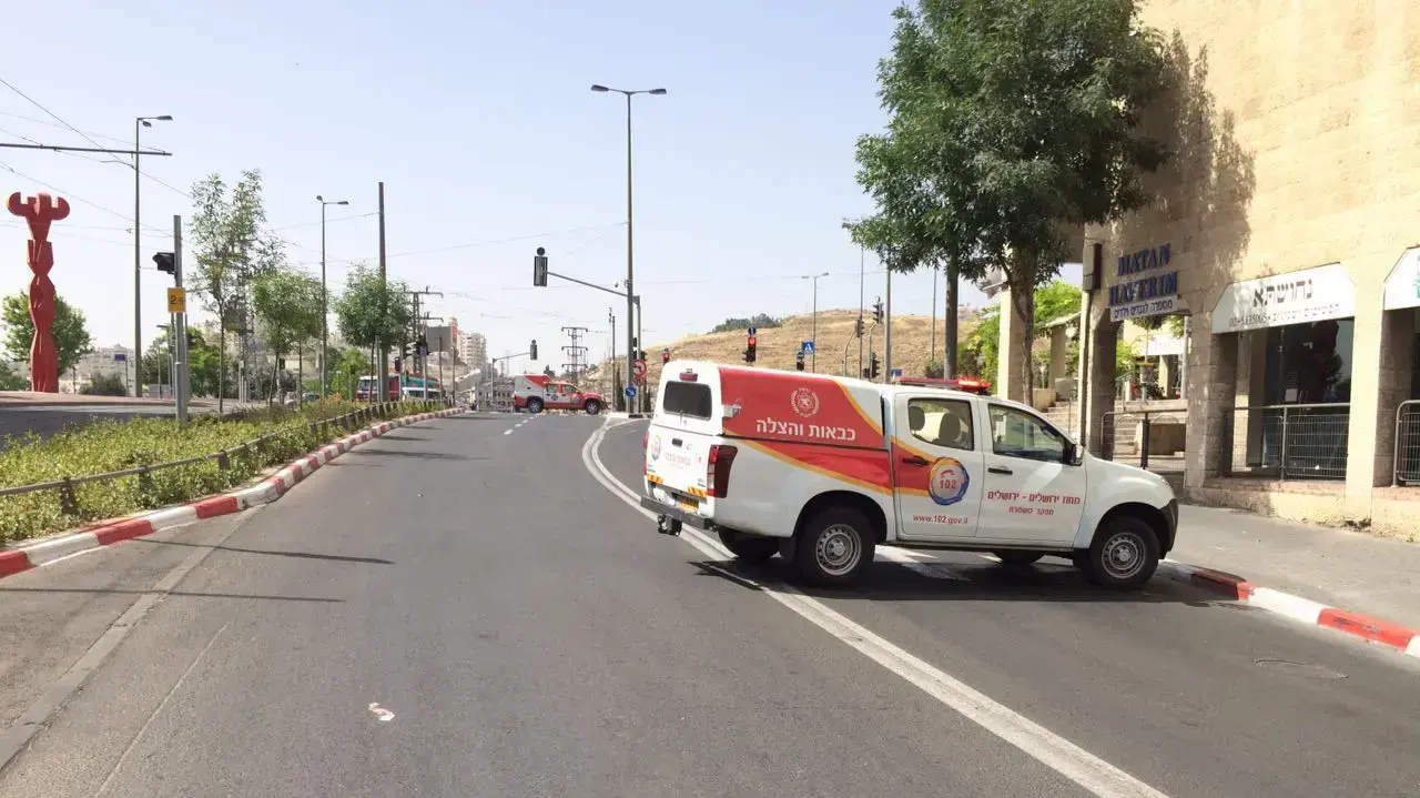 שדרות משה דיין ירושלים - יחידת החומ"ס והניטור של כבאות והצלה מחוז ירושלים פועלים בשפך של חומר כימי לא מזוהה כרגע שדרות משה דיין ירושלים - יחידת החומ"ס והניטור של כבאות והצלה מחוז ירושלים פועלים בשפך של חומר כימי לא מזוהה כרגע