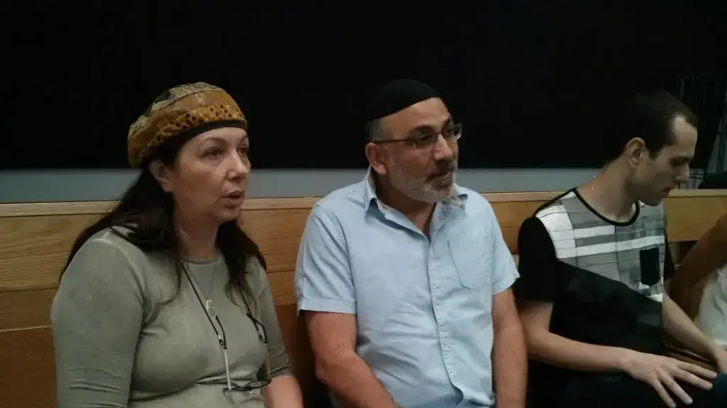 הוריו של אלמוג שילוני בהקראת גזר הדין של רוצחו בית המשפט המחוזי תל אביב הוריו של אלמוג שילוני בהקראת גזר הדין של רוצחו בית המשפט המחוזי תל אביב