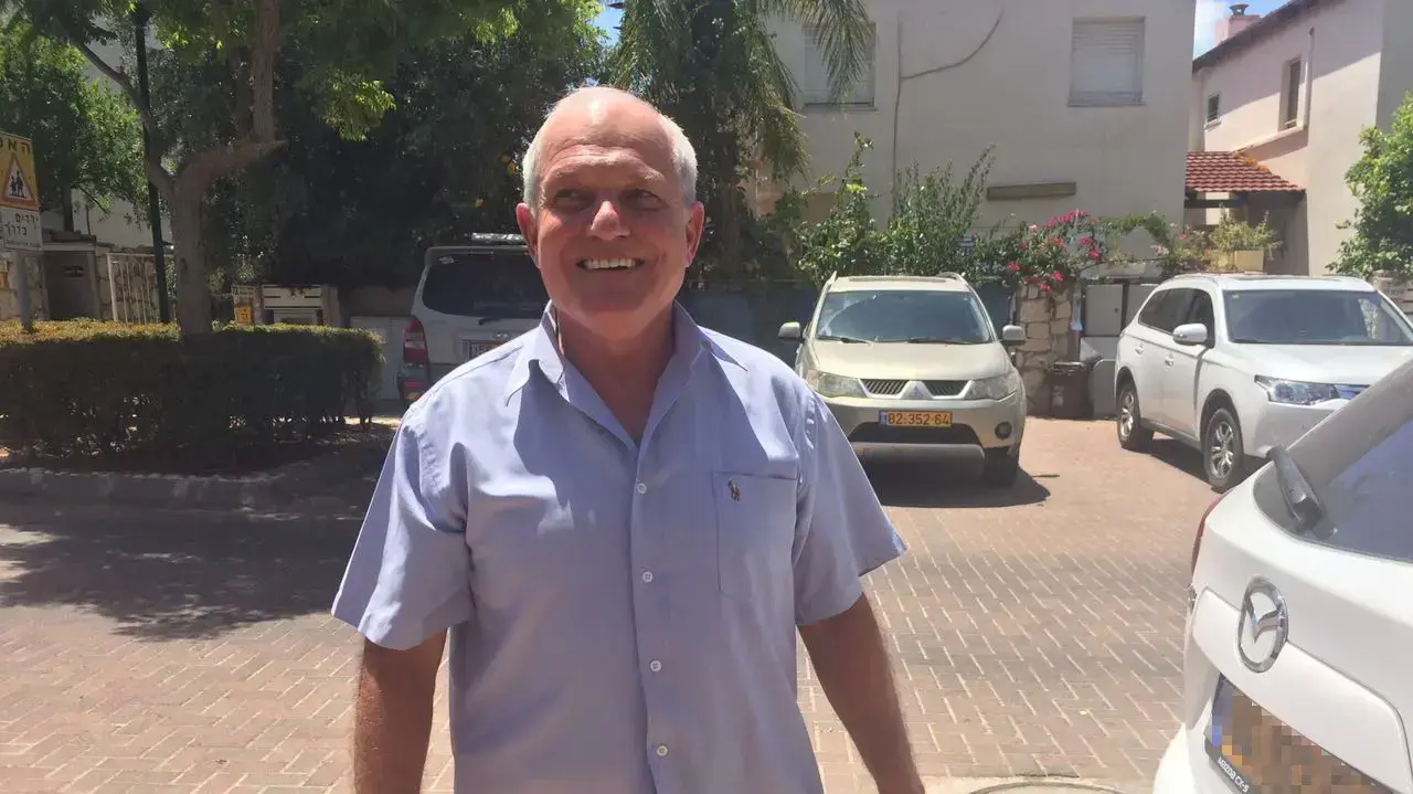 שר הרווחה חיים כץ, מחוץ לביתו, שוהם. 18 במאי 2016 שר הרווחה חיים כץ, מחוץ לביתו, שוהם. 18 במאי 2016