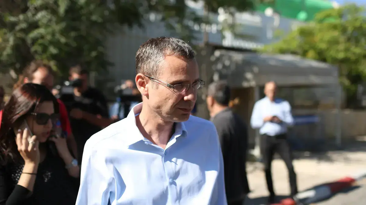 יריב לוין, מחוץ לפגישת אביגדור ליברמן ובנימין נתניהו, לשכת ראש הממשלה. מאי 2016 יריב לוין, מחוץ לפגישת אביגדור ליברמן ובנימין נתניהו, לשכת ראש הממשלה. מאי 2016