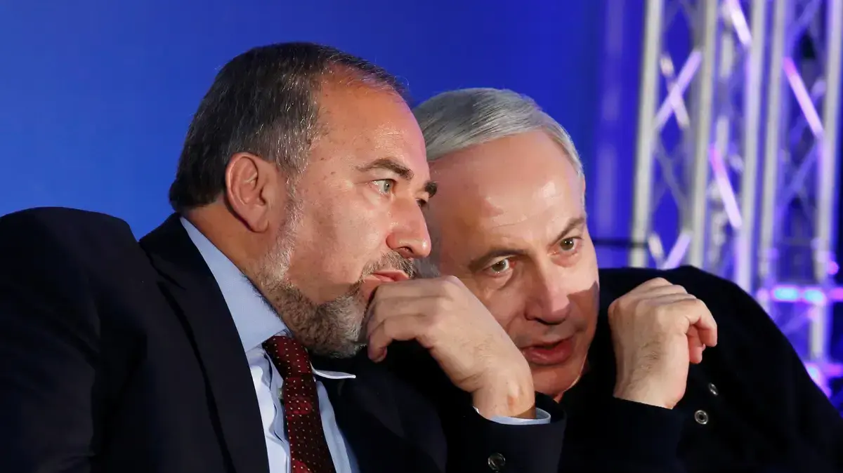 אביגדור ליברמן וראש הממשלה בנימין נתניהו במהלך כנס בחירות, אשדוד. ינואר 2013 אביגדור ליברמן וראש הממשלה בנימין נתניהו במהלך כנס בחירות, אשדוד. ינואר 2013