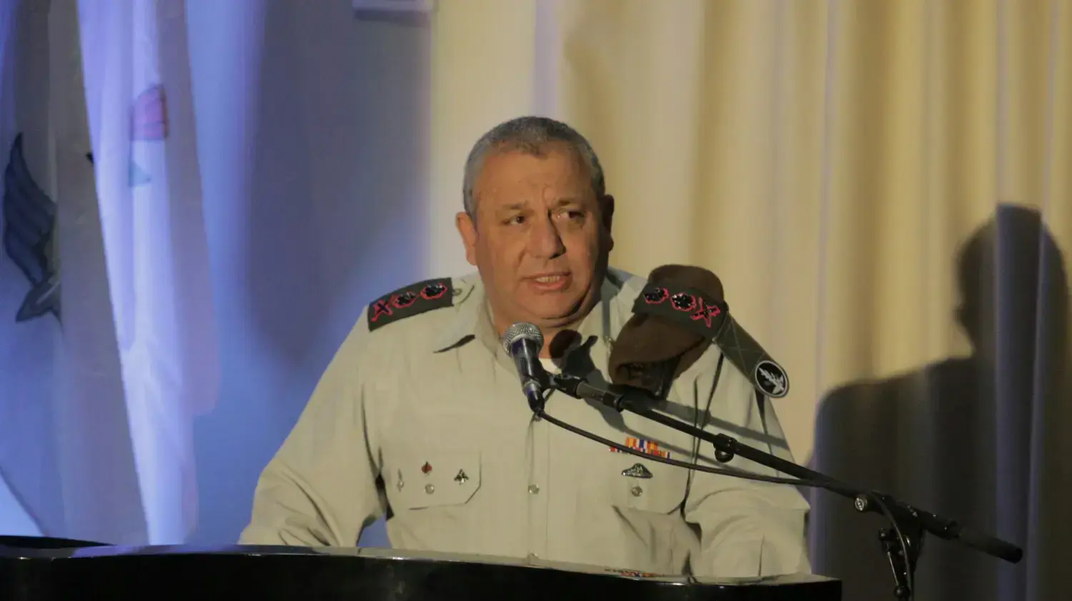 הרמטכ"ל גדי איזנקוט בטקס סיום מחזור של המכללה לפיקוד ומטה, גלילות. מאי 2016 הרמטכ"ל גדי איזנקוט בטקס סיום מחזור של המכללה לפיקוד ומטה, גלילות. מאי 2016