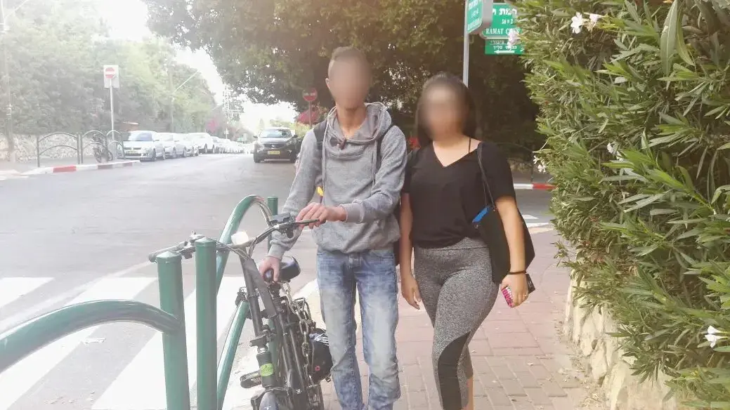ילדים מגיעים על אופניים חשמליים לבית הספר בליך ברמת גן ילדים מגיעים על אופניים חשמליים לבית הספר בליך ברמת גן