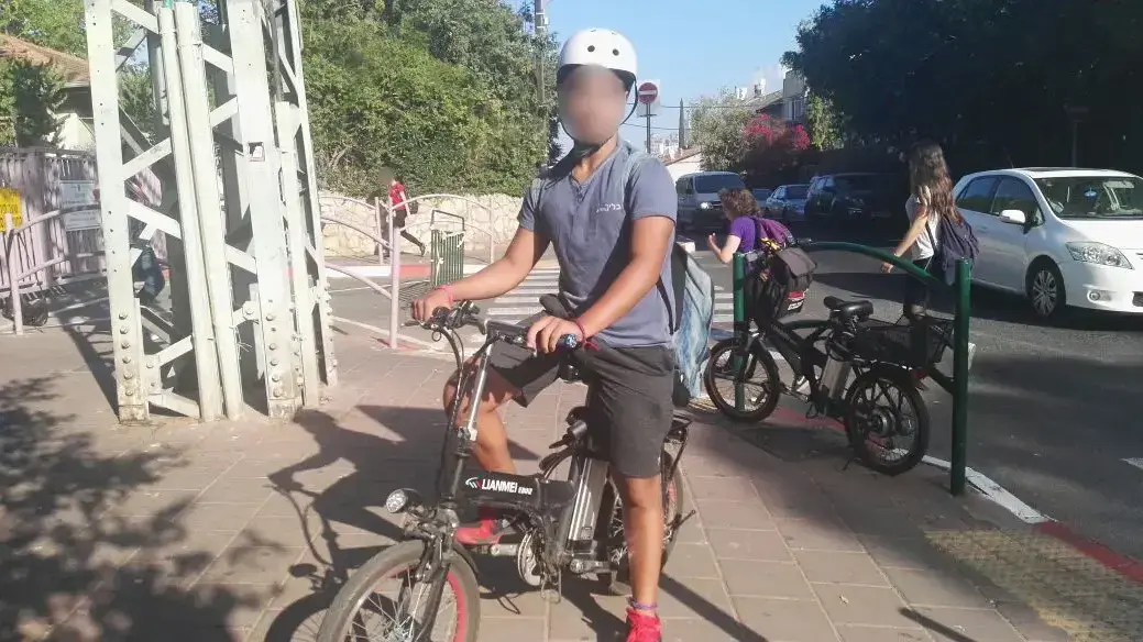 ילדים מגיעים על אופניים חשמליים לבית הספר בליך ברמת גן ילדים מגיעים על אופניים חשמליים לבית הספר בליך ברמת גן