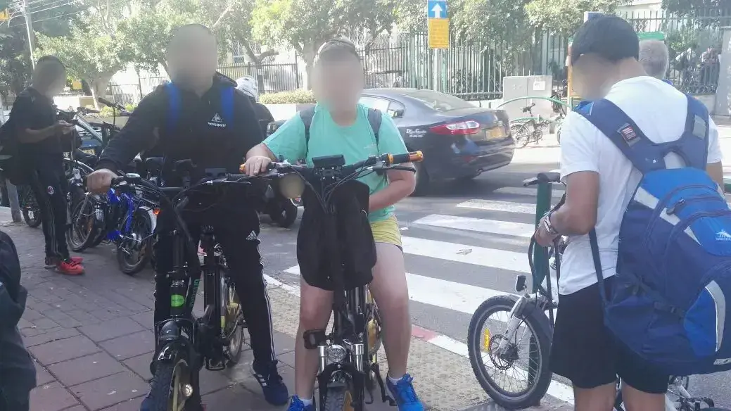 ילדים מגיעים על אופניים חשמליים לבית הספר בליך ברמת גן ילדים מגיעים על אופניים חשמליים לבית הספר בליך ברמת גן