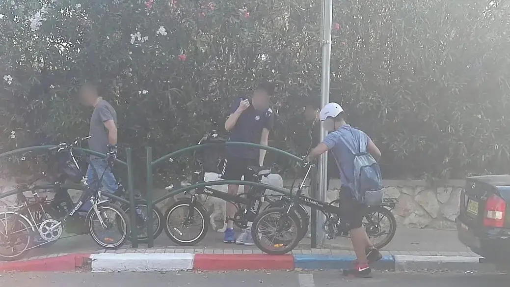 ילדים מגיעים על אופניים חשמליים לבית הספר בליך ברמת גן ילדים מגיעים על אופניים חשמליים לבית הספר בליך ברמת גן