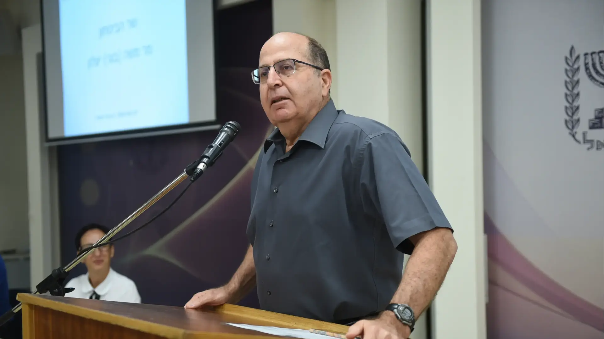 שר הביטחון משה (בוגי) יעלון בכינוס של ראשי תנועות נוער בקריה, תל אביב. מאי 2016 שר הביטחון משה (בוגי) יעלון בכינוס של ראשי תנועות נוער בקריה, תל אביב. מאי 2016