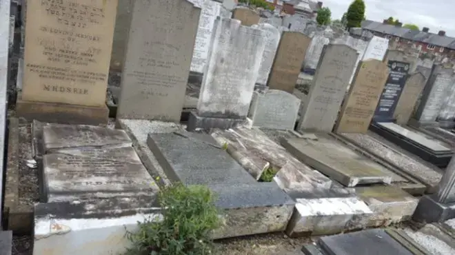 מצבות שניזוקו בבית קברות יהודי במנצ'סטר, 19 במאי 2016 מצבות שניזוקו בבית קברות יהודי במנצ'סטר, 19 במאי 2016