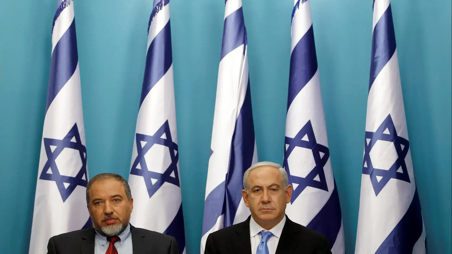 אביגדור ליברמן ובנימין נתניהו במסיבת עיתונאים, ירושלים. נובמבר 2012 אביגדור ליברמן ובנימין נתניהו במסיבת עיתונאים, ירושלים. נובמבר 2012