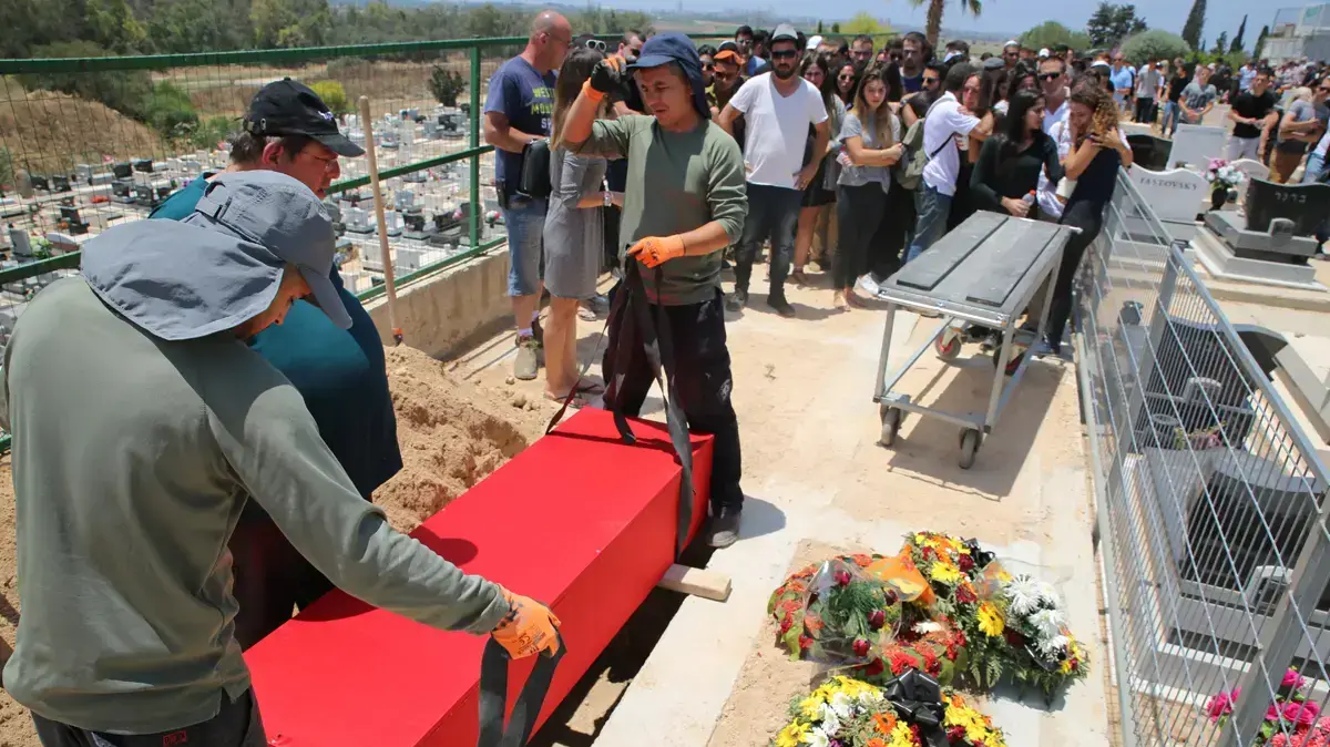 הלווייתה של ויטל ברמש בת ה-17 שנהרגה מכדור בביתה ברמת גן. 20 במאי 2016 הלווייתה של ויטל ברמש בת ה-17 שנהרגה מכדור בביתה ברמת גן. 20 במאי 2016