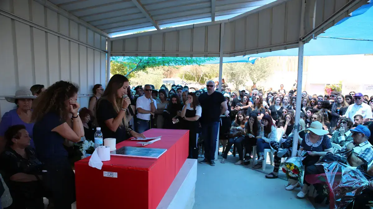 הלווייתה של ויטל ברמש בת ה-17 שנהרגה מכדור בביתה ברמת גן. 20 במאי 2016 הלווייתה של ויטל ברמש בת ה-17 שנהרגה מכדור בביתה ברמת גן. 20 במאי 2016