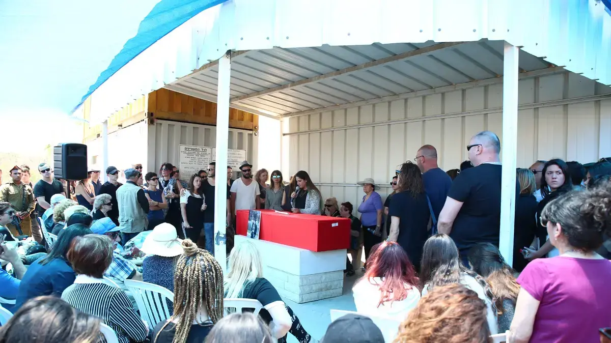 הלווייתה של ויטל ברמש בת ה-17 שנהרגה מכדור בביתה ברמת גן. 20 במאי 2016 הלווייתה של ויטל ברמש בת ה-17 שנהרגה מכדור בביתה ברמת גן. 20 במאי 2016